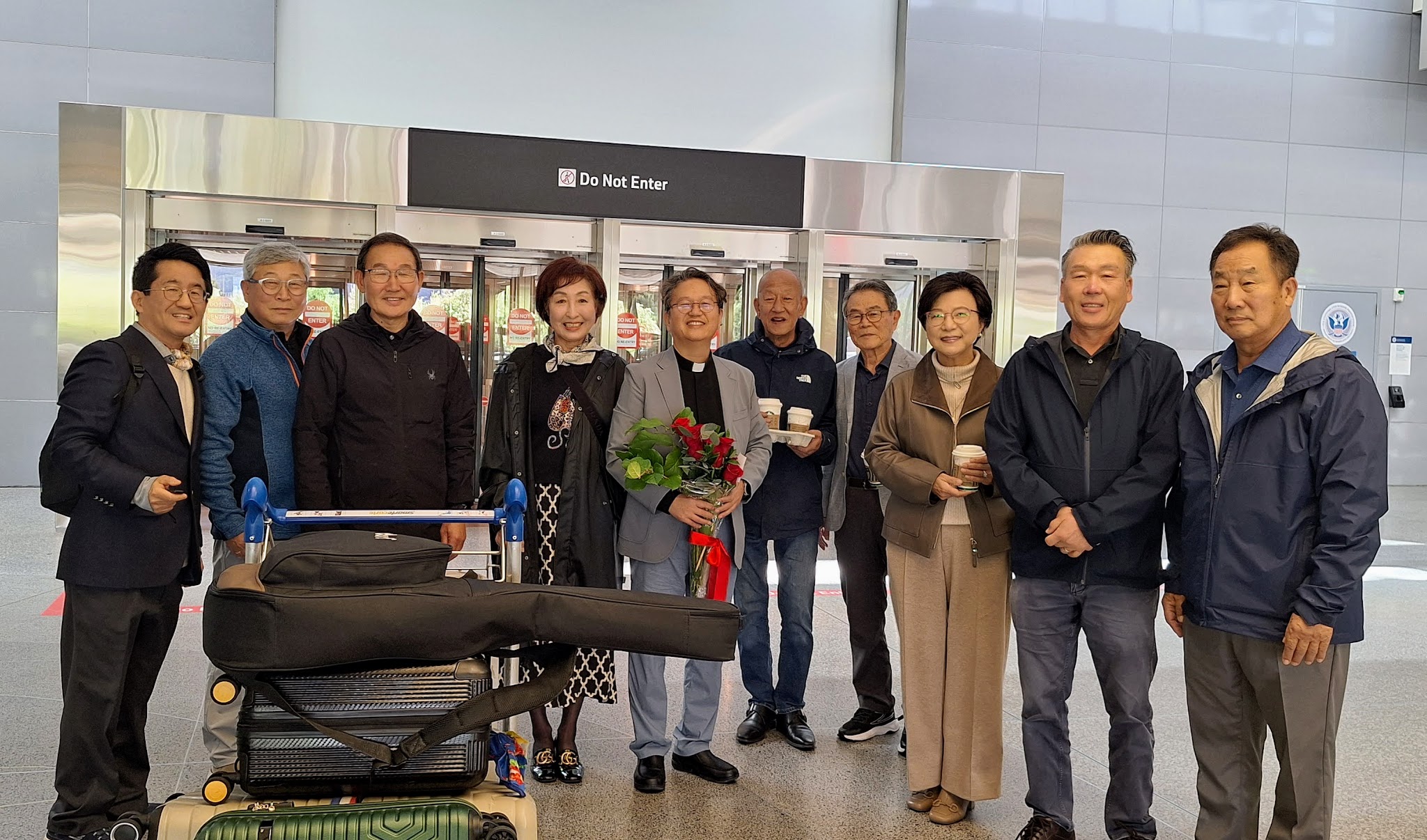 김학배 신부님 공항 도착