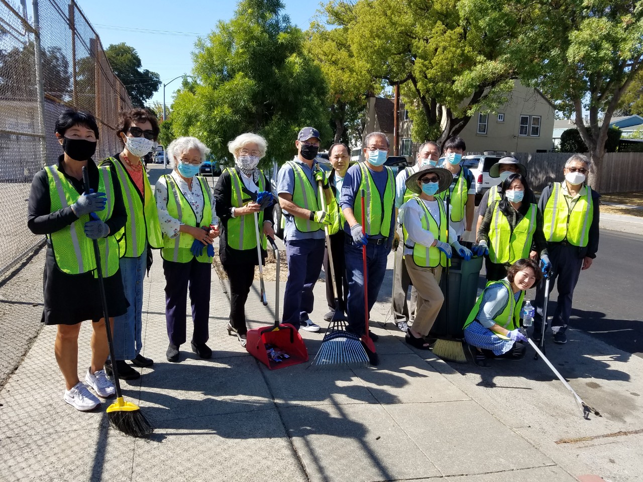 [본당 외곽 청소] 10/2 Oakland Abundant Aid(Citywide Cleanup) 행사에, 본당 교우님들과 빗자루회원들이 참여했습니다. 성당이 위치한 블록 전체 청소를 마쳤고, 주민들로부터 감사의 인사도 받았습니다. 이웃과 함께 사랑의 마음을 나눌 수 있었던 좋은 시간이었습니다.