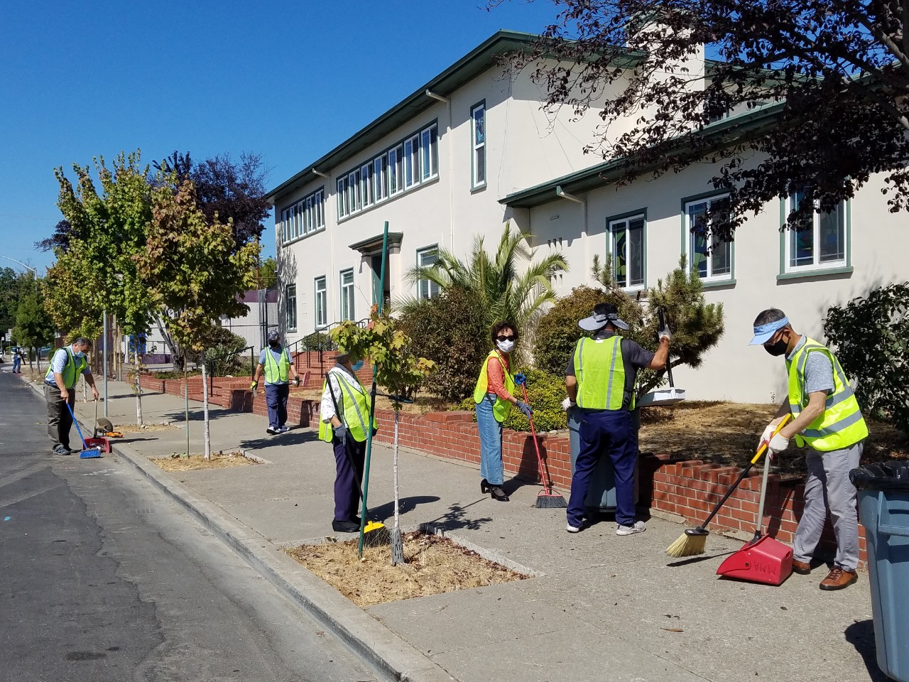 [본당 외곽 청소] 10/2 Oakland Abundant Aid(Citywide Cleanup) 행사에, 본당 교우님들과 빗자루회원들이 참여했습니다. 성당이 위치한 블록 전체 청소를 마쳤고, 주민들로부터 감사의 인사도 받았습니다. 이웃과 함께 사랑의 마음을 나눌 수 있었던 좋은 시간이었습니다.